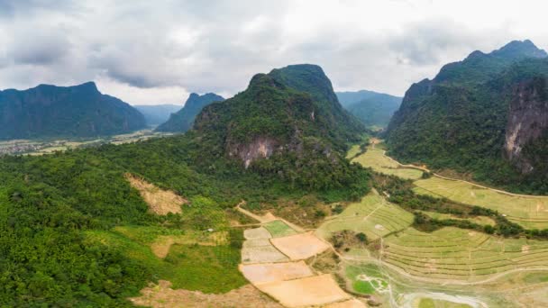 Aéreo Panorama Falésias Cênicas Pináculos Rocha Selva Tropical Arrozais Vale — Vídeo de Stock