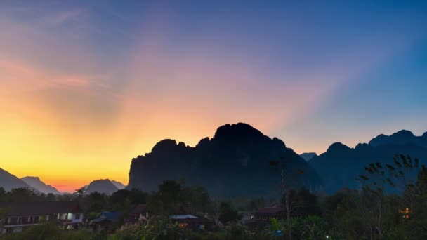 全景金色的日落光束超越风景秀丽的悬崖和岩石尖顶剪影 旺维恩背包客在老挝的旅游目的地 — 图库视频影像
