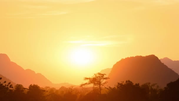 Panorama Puesta Sol Dorada Sobre Acantilados Escénicos Pináculos Rocosos Silueta — Vídeo de stock