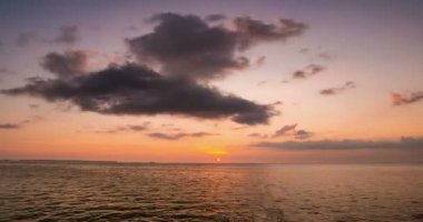 Zaman atlamalı: tropikal deniz renkli dramatik gökyüzü hareketli bulutlar üzerinde gün batımı. Kei Adaları Maluku Endonezya seyahat hedef