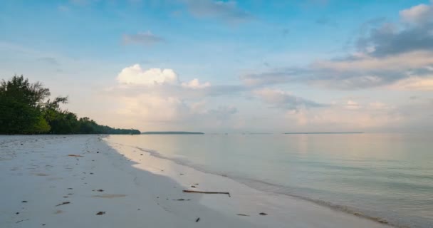 Time lapse: alba sulla spiaggia tropicale caraibico mare colorato cielo drammatico in movimento nuvole palme. Isole Kei Maluku Indonesia destinazione di viaggio — Video Stock