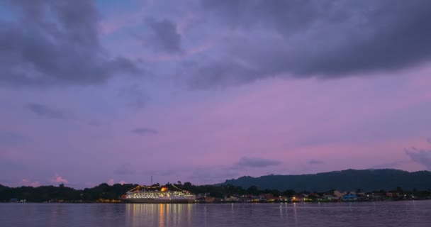 Проміжок часу захід до ночі барвистий небо над Bandaneira село Індонезія Банда островів Малуку дайвінг подорож старої голландської колонії для плантації мускатного горіха — стокове відео