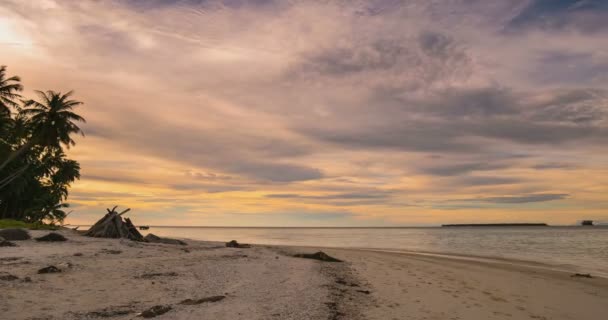 Upływ czasu: zachód słońca nad tropikalną plażą i morzem kolorowe dramatyczne niebo ruchome chmury palmy. Pulau Tailana, Wyspy Banyak, Sumatra, Indonezja — Wideo stockowe