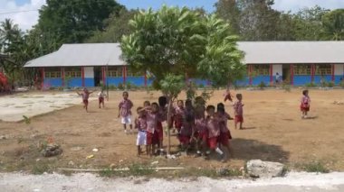 Wab, Endonezya - yaklaşık Ekim 2018: endonezya çocuk uzak köy Wab Kei Adaları Moluccas Endonezya ilköğretim okulunun avlusunda oynuyor