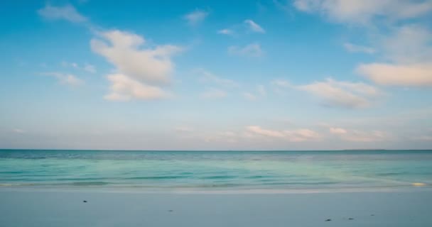 時間の経過:白い砂浜の熱帯海カラフルな劇的な空移動雲の朝の時間。ケイ諸島マルクインドネシア旅行先 — ストック動画