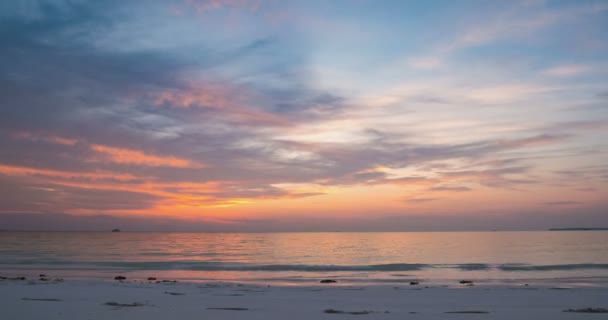 Zeitraffer: Sonnenuntergang über tropischem Strand Karibik Meer bunten dramatischen Himmel bewegenden Wolken Palmen. kei islands maluku indonesien reiseziel — Stockvideo