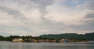 Bandaneira köyü Endonezya Banda Adaları Maluku dalış seyahat hedef hindistan cevizi tarlaları için eski Hollanda kolonisi üzerinde gece renkli gökyüzüne zaman atlamalı gün batımı