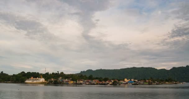 Bandaneira köyü Endonezya Banda Adaları Maluku dalış seyahat hedef hindistan cevizi tarlaları için eski Hollanda kolonisi üzerinde gece renkli gökyüzüne zaman atlamalı gün batımı — Stok video