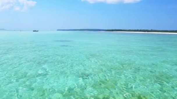 Inspirerande tropisk ö utsikt från båt offshore vit sandstrand turkos vatten korallrev Kei öar Moluckerna Maluku Indonesien — Stockvideo