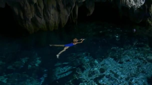 在洞内自然湖中游泳的妇女 五颜六色的倒影 绿松石透明的水 夏季的冒险 旅游目的地 摩鹿加 印度尼西亚 — 图库视频影像