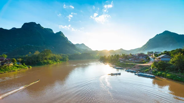 Lodě na řece Nam ou v Nong Khiaw Villlage Laoské slunce jasná obloha dramatická krajina slavná cestovní destinace batůžkářské v jihovýchodní Asii — Stock fotografie