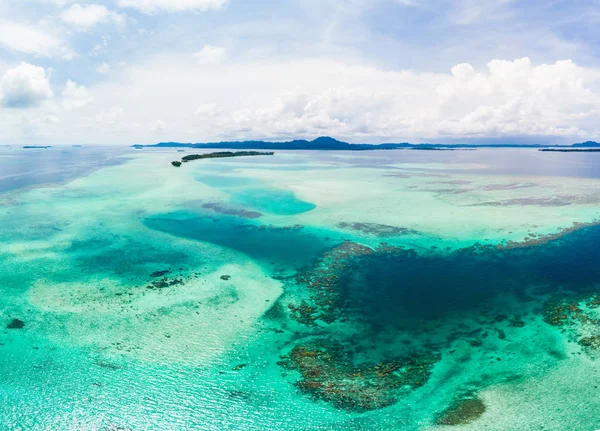 Vista aérea Ilhas Banyak Arquipélago tropical de Sumatra Indonésia, Aceh, recife de coral praia de areia branca. Top destino turístico de viagens, melhor mergulho snorkeling . — Fotografia de Stock