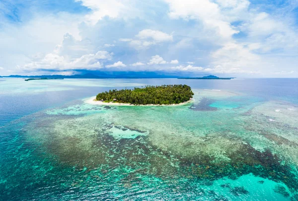 Luftaufnahme Banyak-Inseln sumatra tropischen Archipels Indonesien, Aceh, Korallenriff weißen Sandstrand. Top-Reiseziel, bestes Tauchen Schnorcheln. — Stockfoto