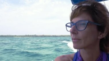 Karayip denizinde gezen bir kadın. Mavi su. Tropikal ada Kei Adaları.