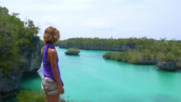 Mujer Vacaciones Mirando Paraíso Tropical Prístino Costa Selva Azul Lago — Vídeos de Stock