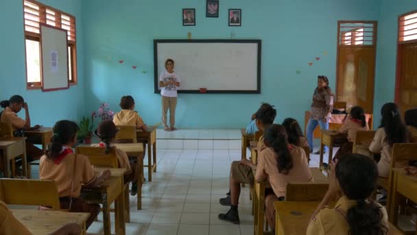 Ngurbloat Indonésie Cca Říjen 2018 Zahraniční Evropská Učitelka Která Drží — Stock video