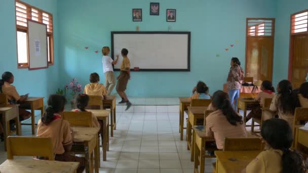 Ngurbloat Indonesia Circa October 2018 Foreign European Teacher Holding Math — Stock Video