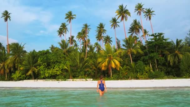 慢动作 女人走在白沙滩上绿松石水热带海岸线帕西尔潘扬基群岛印度尼西亚天堂旅游目的地日落光 — 图库视频影像