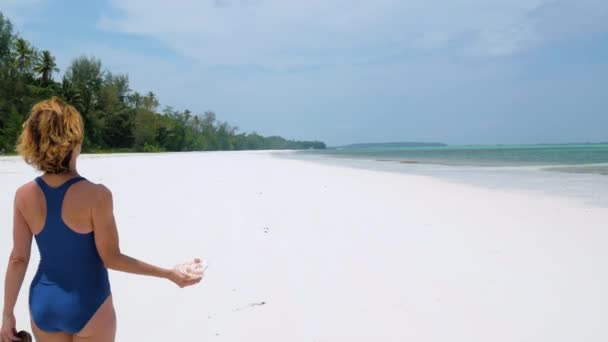 Mujer Caminando Playa Arena Blanca Aguas Turquesas Costa Tropical Islas — Vídeos de Stock