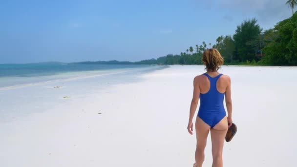 Movimiento Lento Mujer Caminando Playa Arena Blanca Aguas Turquesas Costa — Vídeo de stock