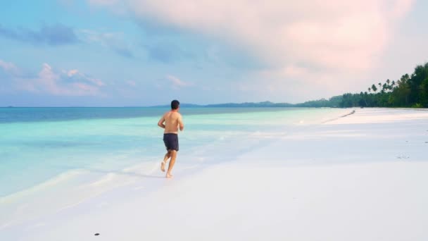 Slow Motion Kaukasiska Turist Körs Vit Sandstrand Turkos Vatten Tropiska — Stockvideo