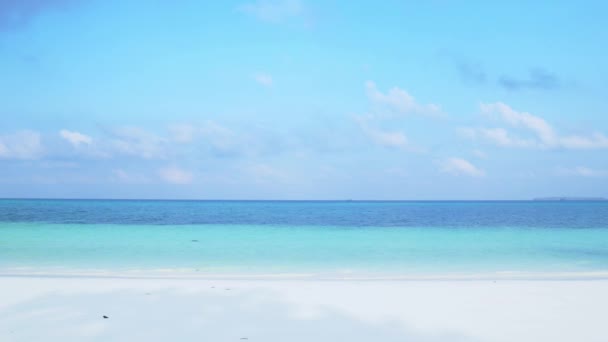 Κυματίζοντας Καραϊβική Θάλασσα Γαλαζοπράσινα Νερά Λευκή Άμμος Παραλία Ηλιόλουστη Τροπική — Αρχείο Βίντεο