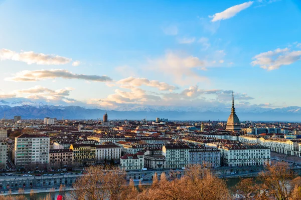 O horizonte de Turim ao pôr-do-sol. Torino, Itália, paisagem urbana panorâmica com a toupeira Antonelliana sobre a cidade. Luz colorida cênica e céu dramático . — Fotografia de Stock
