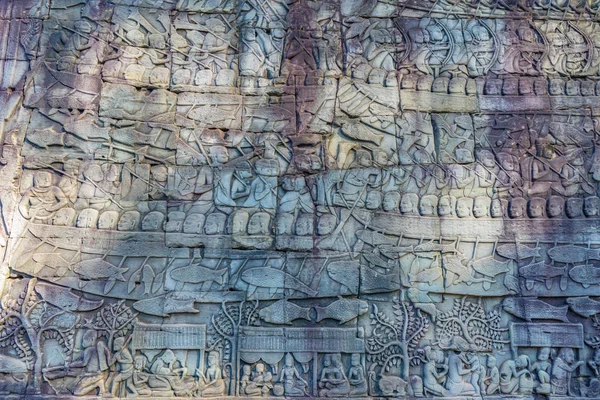 アンコールワット寺院、世界遺産、最も訪問された観光地、カンボジアの壁に刻まれた有名なバスレフ。詳細は、壮大な戦いのロック彫刻のクローズアップ. — ストック写真