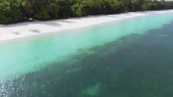 Mujer Nadando Aguas Turquesas Atardecer Playa Arena Blanca Costa Tropical — Vídeo de stock