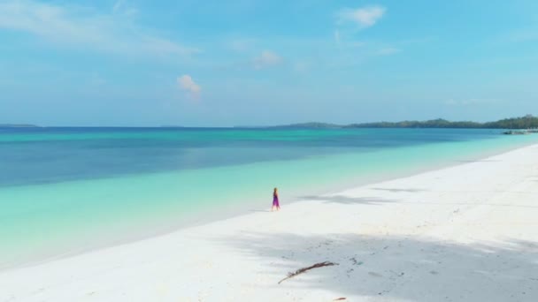 Havadan Yavaş Hareket Kadın Beyaz Kum Plaj Turkuaz Tropikal Kıyı — Stok video