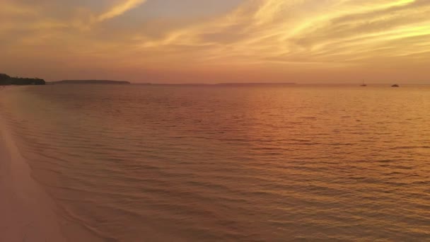 Замедленная Съемка Пара Отпуске Прогуливаясь Экзотическому Пляжу Романтическое Драматическое Небо — стоковое видео
