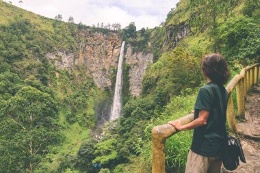 Sipiso-piso şelale ünlü seyahat hedef doğal dönüm noktası ve Berastagi ve Lake Toba, Sumatra Endonezya turistik. Turist görünümüne bakıyor, seyahat eden insanlar, tonda.