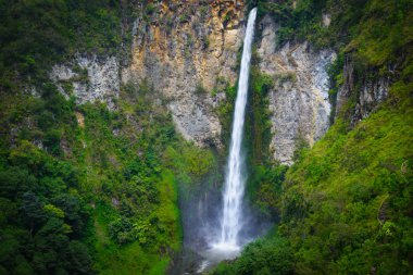 Sipiso-piso şelale ünlü seyahat hedef doğal dönüm noktası ve Berastagi ve Lake Toba, Sumatra Endonezya turistik. Uzun pozlama, vinyet.