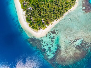 Havadan yukarıdan aşağı görünüm banyak Adaları Sumatra tropikal adalar Endonezya, Aceh, mercan resifi beyaz kum plaj. En iyi seyahat turist hedef, güzel dalış şnorkelli yüzme.