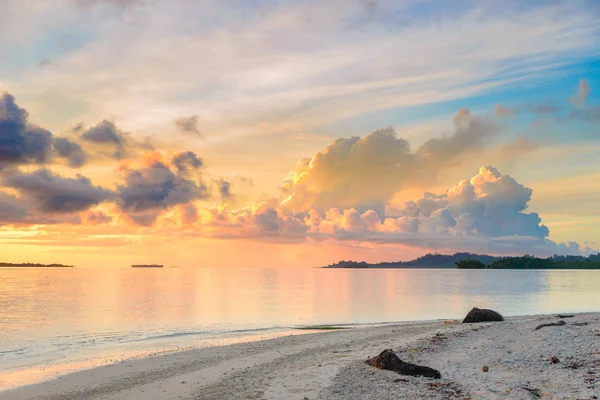 Nascer do sol céu dramático no mar, praia tropical do deserto, sem pessoas, nuvens tempestuosas, destino de viagem, Indonésia Banyak Islands Sumatra — Fotografia de Stock