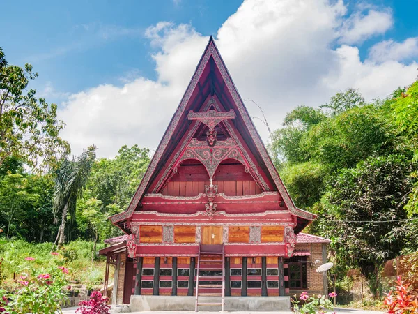 インドネシアのスマトラ島の有名な旅行先、鳥羽湖のバタク伝統的な家のファサード伝統的な村の正面ビュー. — ストック写真