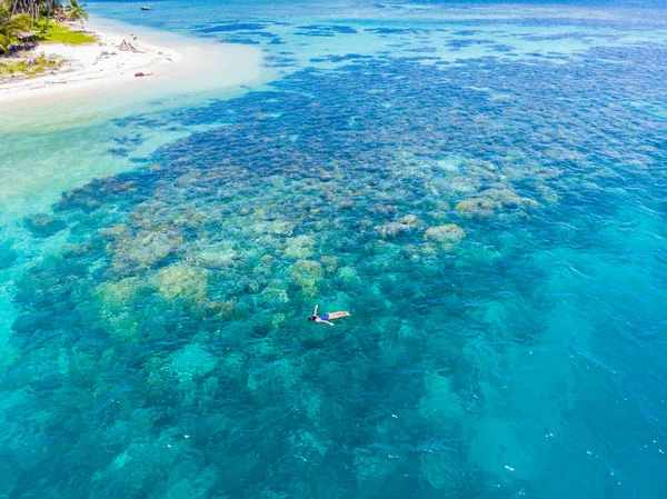 Gente aérea de arriba abajo haciendo snorkel en el arrecife de coral mar tropical caribeño, agua azul turquesa. Indonesia Islas Banyak Sumatra, destino turístico de buceo. — Foto de Stock