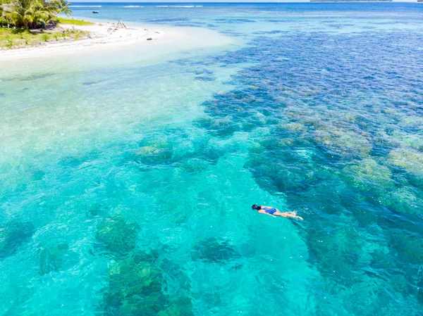 Letecký top dolů lidé šnorchlování na korálovém útesu tropické karibské moře, tyrkysově modrá voda. Indonésie Banyak ostrovy Sumatra, turistická potápěčská destinace. — Stock fotografie