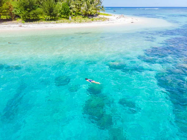 Gente aérea de arriba abajo haciendo snorkel en el arrecife de coral mar tropical caribeño, agua azul turquesa. Indonesia Islas Banyak Sumatra, destino turístico de buceo. —  Fotos de Stock