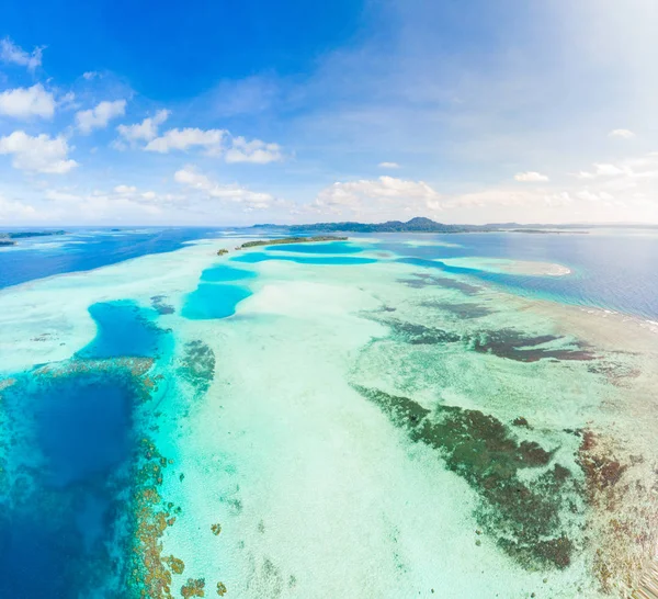 Vista aérea Ilhas Banyak Arquipélago tropical de Sumatra Indonésia, Aceh, recife de coral praia de areia branca. Top destino turístico de viagens, melhor mergulho snorkeling . — Fotografia de Stock