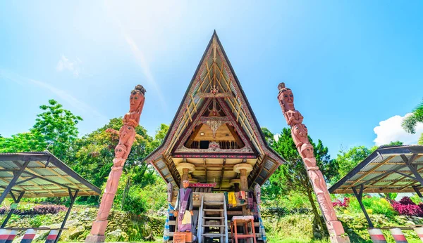 Batak traditionell hus fasad traditionell by front view vid sjön Toba, berömda resedestination i Sumatra, Indonesien. — Stockfoto