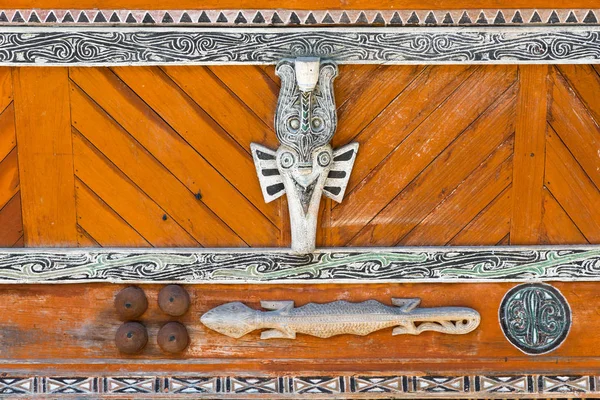 Tradycyjny dom dekoracyjny fasady dekoracji obrazy rzeźba drewna, Samosir wyspa, jezioro Toba, słynny cel podróży w Sumatrze, Indonezja. — Zdjęcie stockowe