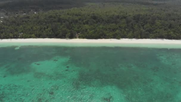 Aéreo Sobrevoando Praia Tropical Recife Coral Turquesa Água Verde Floresta — Vídeo de Stock