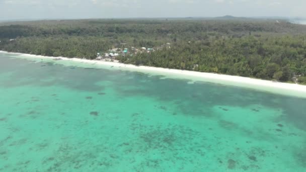 Aéreo Sobrevoando Praia Tropical Recife Coral Turquesa Água Verde Floresta — Vídeo de Stock