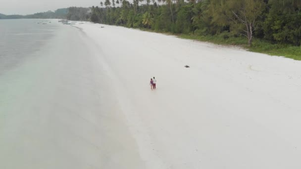 Antenna Pár Nyaralni Séta Egzotikus Strandon Romantikus Égbolt Naplementekor Pasir — Stock videók