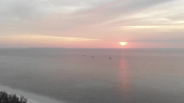 未受污染的海岸线热带海滩加勒比海在帕西尔潘扬基群岛马鲁库印度尼西亚日落戏剧性的天空风景旅游目的地 原生电影式 Log 颜色配置文件 — 图库视频影像