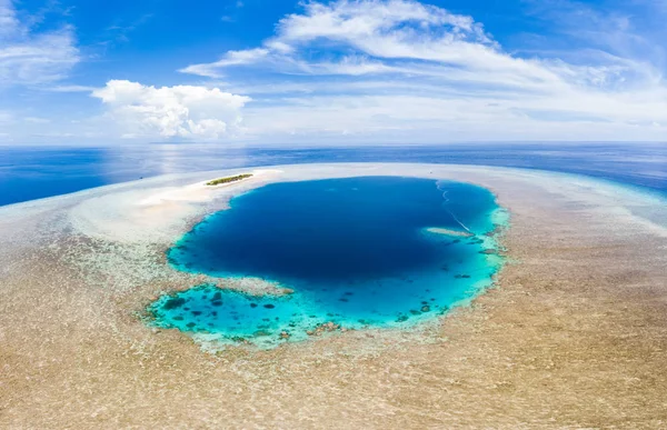 Vue aérienne : Vue sur les atolls tropicaux d'en haut, lagon bleu récif corallien d'eau turquoise, parc national marin de Wakatobi, Indonésie - destination de voyage concept Maldives Polinésie — Photo