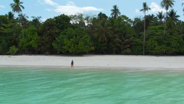 Luchtfoto Slow Motion Vrouw Ontspannen Turquoise Water Wit Zandstrand Tropische — Stockvideo