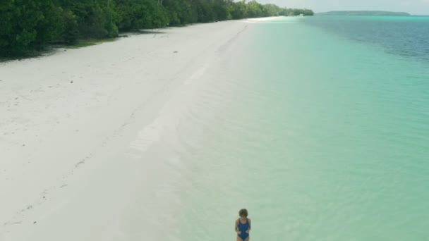Aérea Mujer Caminando Playa Arena Blanca Agua Turquesa Costa Tropical — Vídeo de stock