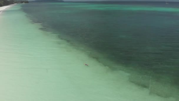 Aéreo Mulher Nadando Água Azul Turquesa Pôr Sol Praia Areia — Vídeo de Stock